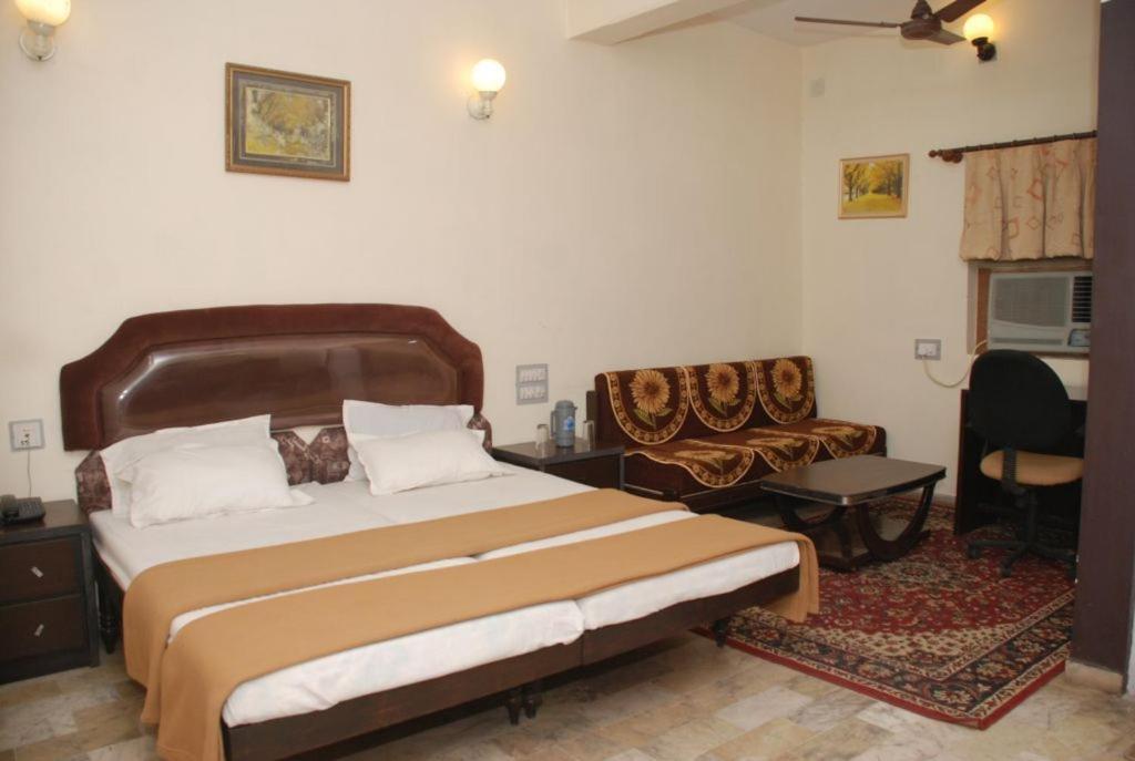 Royal Hotel Ahmedabad Luaran gambar